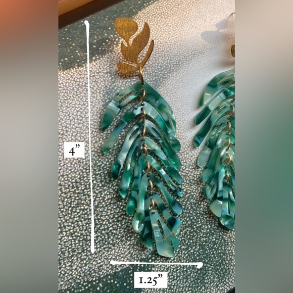 SOLD | Long lightweight tortoise shell leaf pattern earrings - Picture 4 of 4